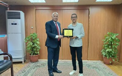 السيد المهندس محمد سعيد نشأت رئيس مجلس الإدارة والعضو المنتدب يستقبل الطالب محمد عباسيه اول الدبلومات الفنيه علي مستوى الجمهوريه ابن مدرسة شركة مياه الشرب والصرف الصحي بالبحيره .