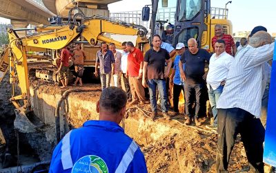 رغم صعوبة موقع الكسر بطبيعته الجغرافية وتعقيداته الفنية، إلا أن فرق الطوارئ بالشركة تواصل العمل بلا توقف في أعمال إصلاح خط المياه الناقل قطر 710 مم، والممتد أسفل كوبري السعرانية بمدينة كفر الدوار.