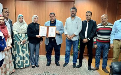 السيد المهندس احمد التراس رئيس مجلس الإدارة والعضو المنتدب يتسلم شهادة اعتماد معمل محطة مياه دمنهور 2 طبقًا للمواصفة الدولية ISO/IEC 17025 (من المجلس الوطني للاعتماد (إيجاك