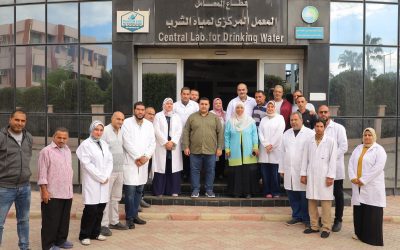 قام السيد المهندس أحمد عبد المنعم التراس رئيس مجلس الإدارة والعضو المنتدب ،  بزيارة تفقدية لقطاع المعامل والجودة، لمتابعة منظومة الفحص والتحليل والرقابة على جودة مياه الشرب داخل المحافظة.