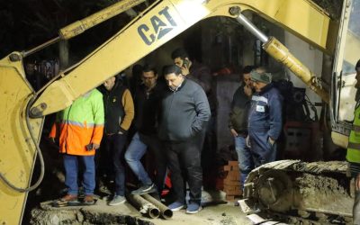 تواجد ميداني لرئيس شركة مياه البحيرة بأبو حمص لمتابعة إصلاح الكسر المفاجئ بخط مياه 800 مم بولي إيثيلين