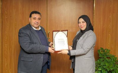السيد المهندس احمد التراس رئيس مجلس الإدارة والعضو المنتدب يستقبل المهندسة نِسمة الحصاوي ويُكرّمها وسط زملائها تقديرًا لإنجازها الوطني