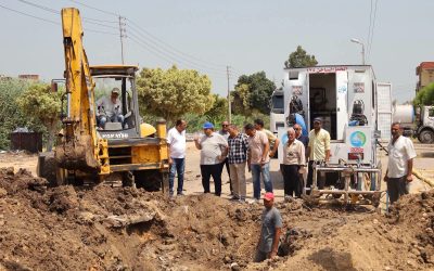 في قلب الميدان وتحت لهيب الشمس.. «التراس» يقود بنفسه ملحمة إصلاح خط المياه الرئيسي بمحطة غرب إيتاي البارود